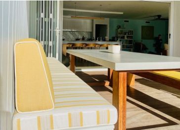 Wigvormige bankrugleuninghoes